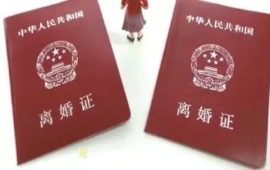 本人《结婚证》;双方共同签署的《自愿离婚协议书》,填写《申请离婚